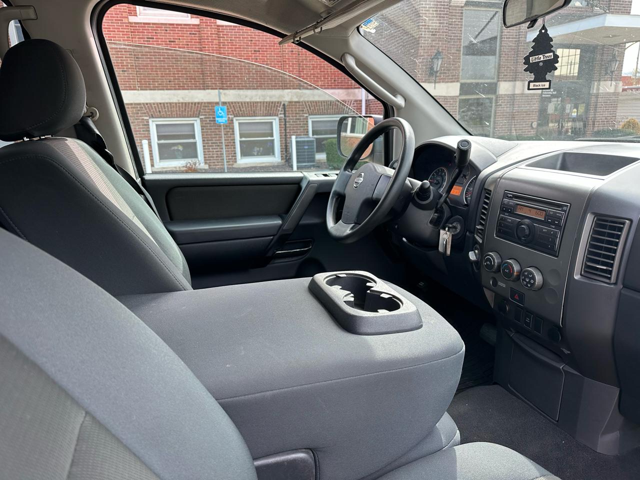 Nissan Titan XE Crew Cab 4WD SWB 2009