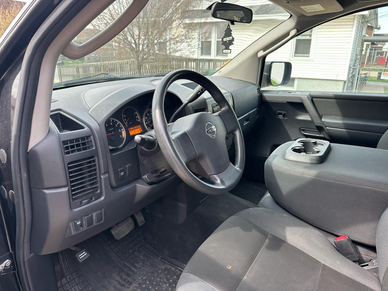 Nissan Titan XE Crew Cab 4WD SWB 2009