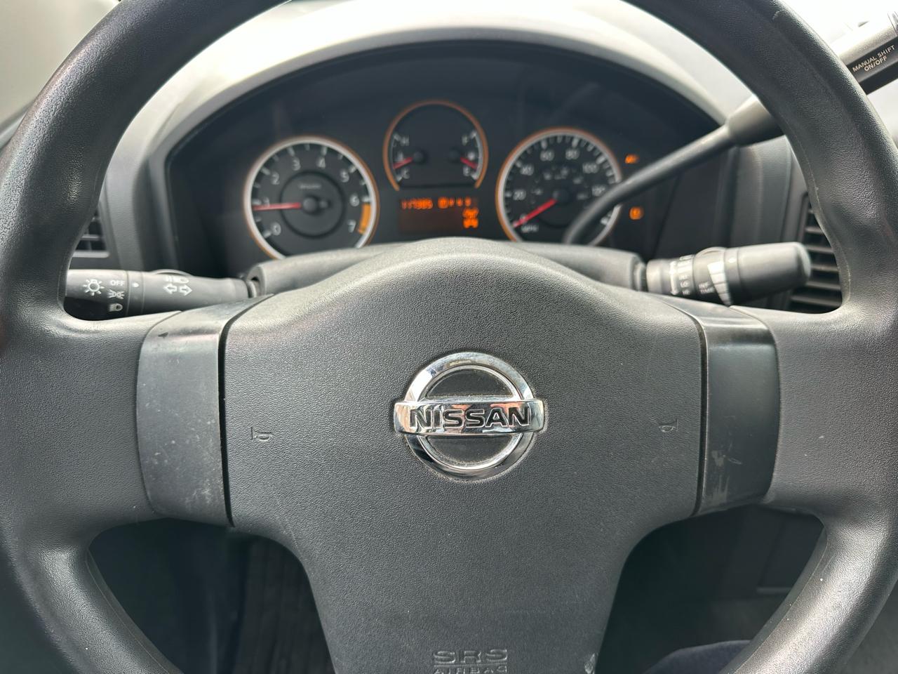 Nissan Titan XE Crew Cab 4WD SWB 2009