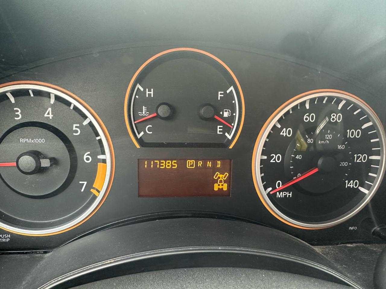 Nissan Titan XE Crew Cab 4WD SWB 2009