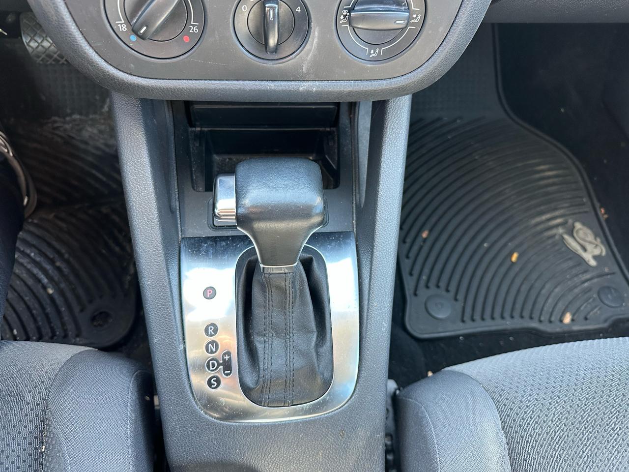 Volkswagen Rabbit 4-Door S 2009