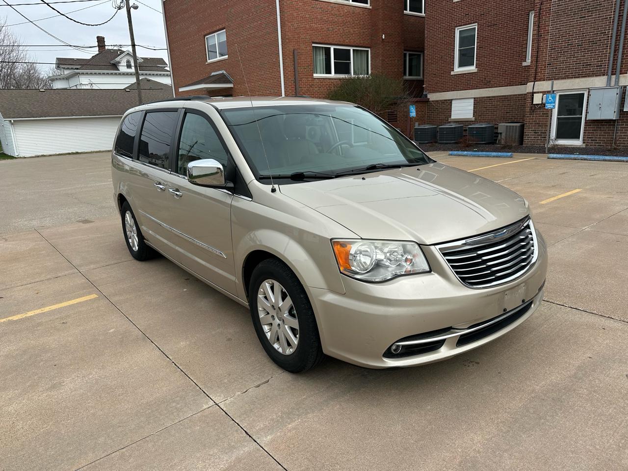 Chrysler Town & Country Touring-L 2012