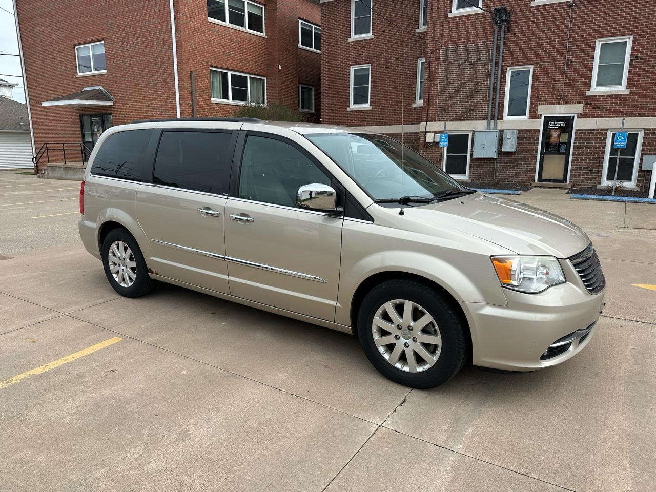 Chrysler Town & Country Touring-L 2012