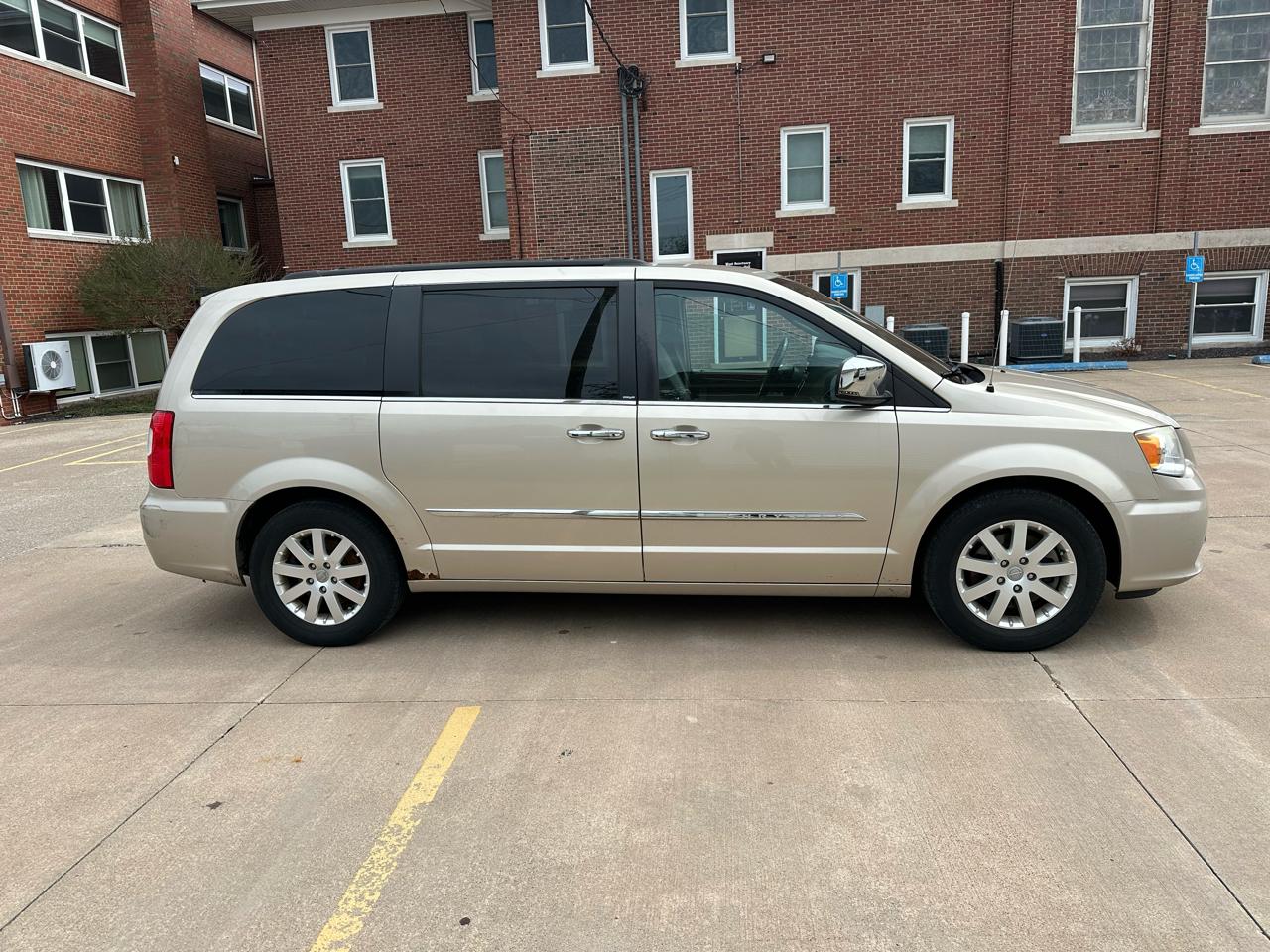 Chrysler Town & Country Touring-L 2012