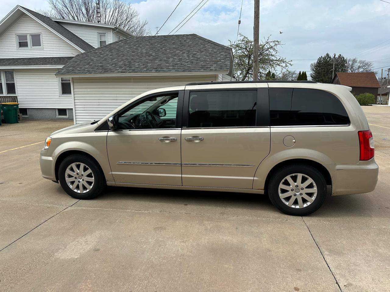 Chrysler Town & Country Touring-L 2012