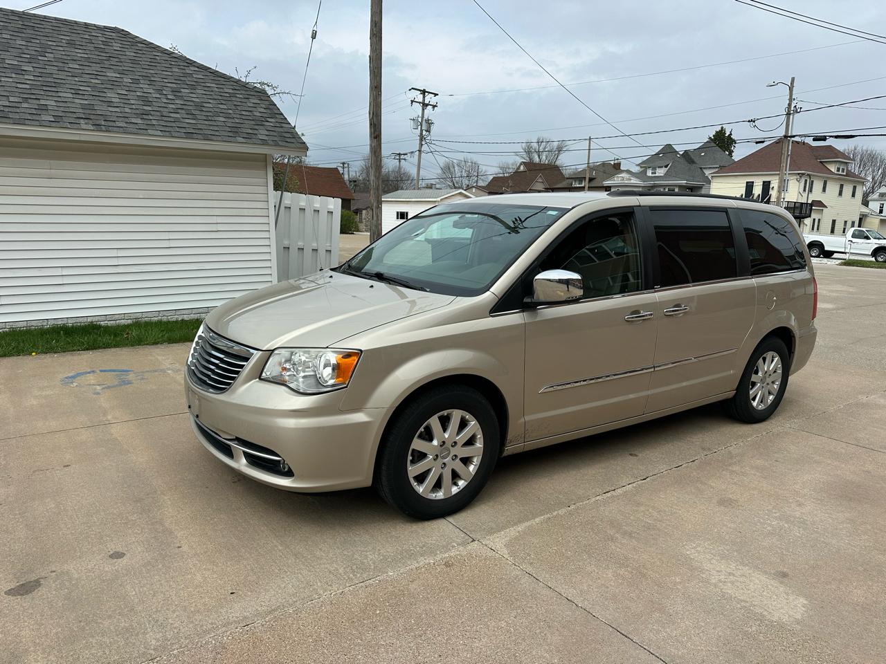 Chrysler Town & Country Touring-L 2012