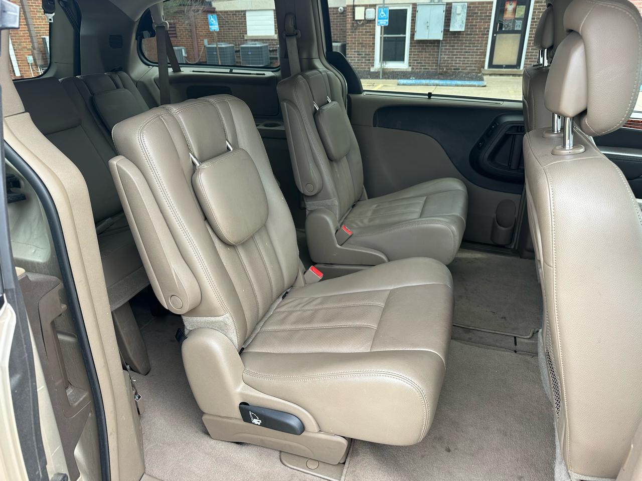 Chrysler Town & Country Touring-L 2012