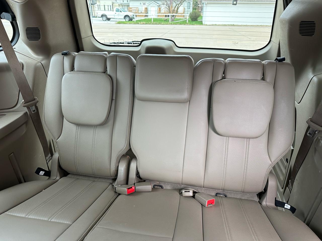 Chrysler Town & Country Touring-L 2012