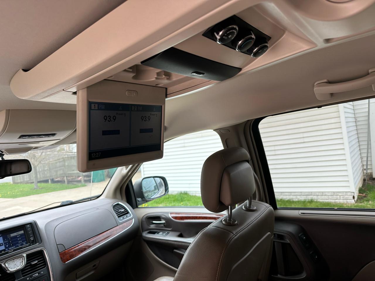 Chrysler Town & Country Touring-L 2012