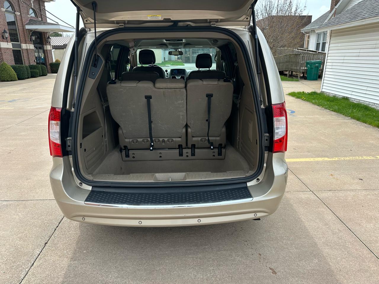 Chrysler Town & Country Touring-L 2012