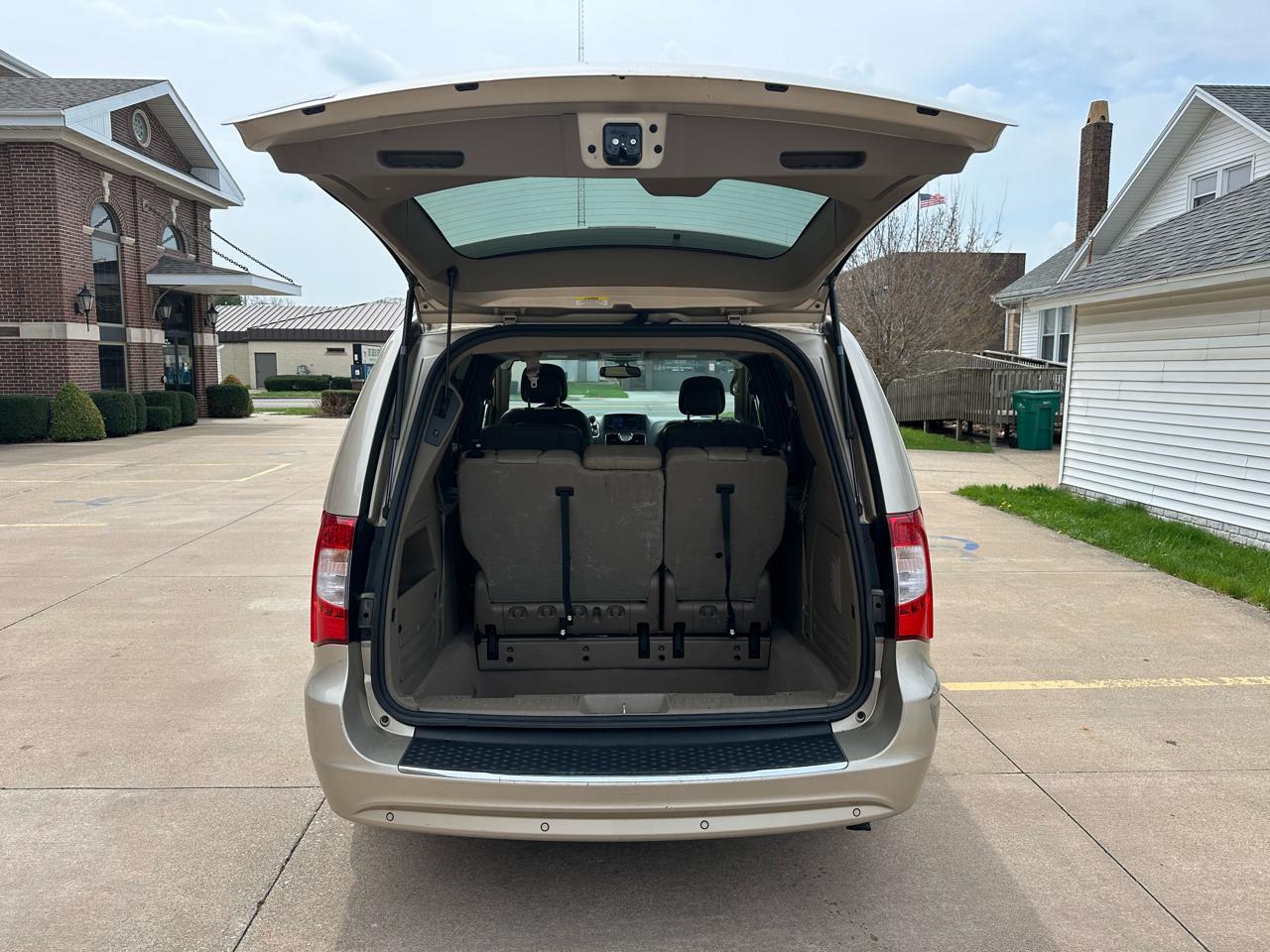 Chrysler Town & Country Touring-L 2012