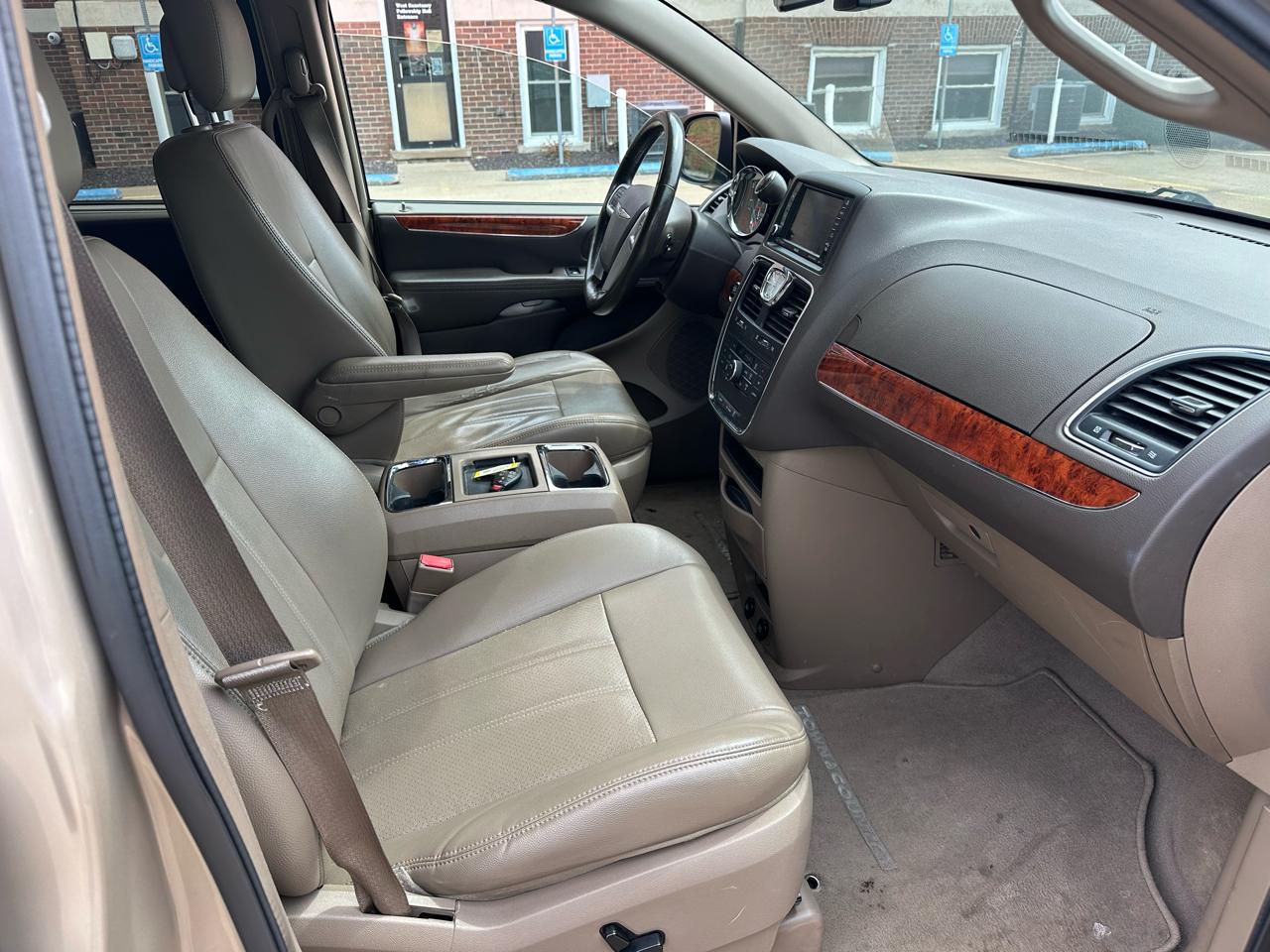 Chrysler Town & Country Touring-L 2012