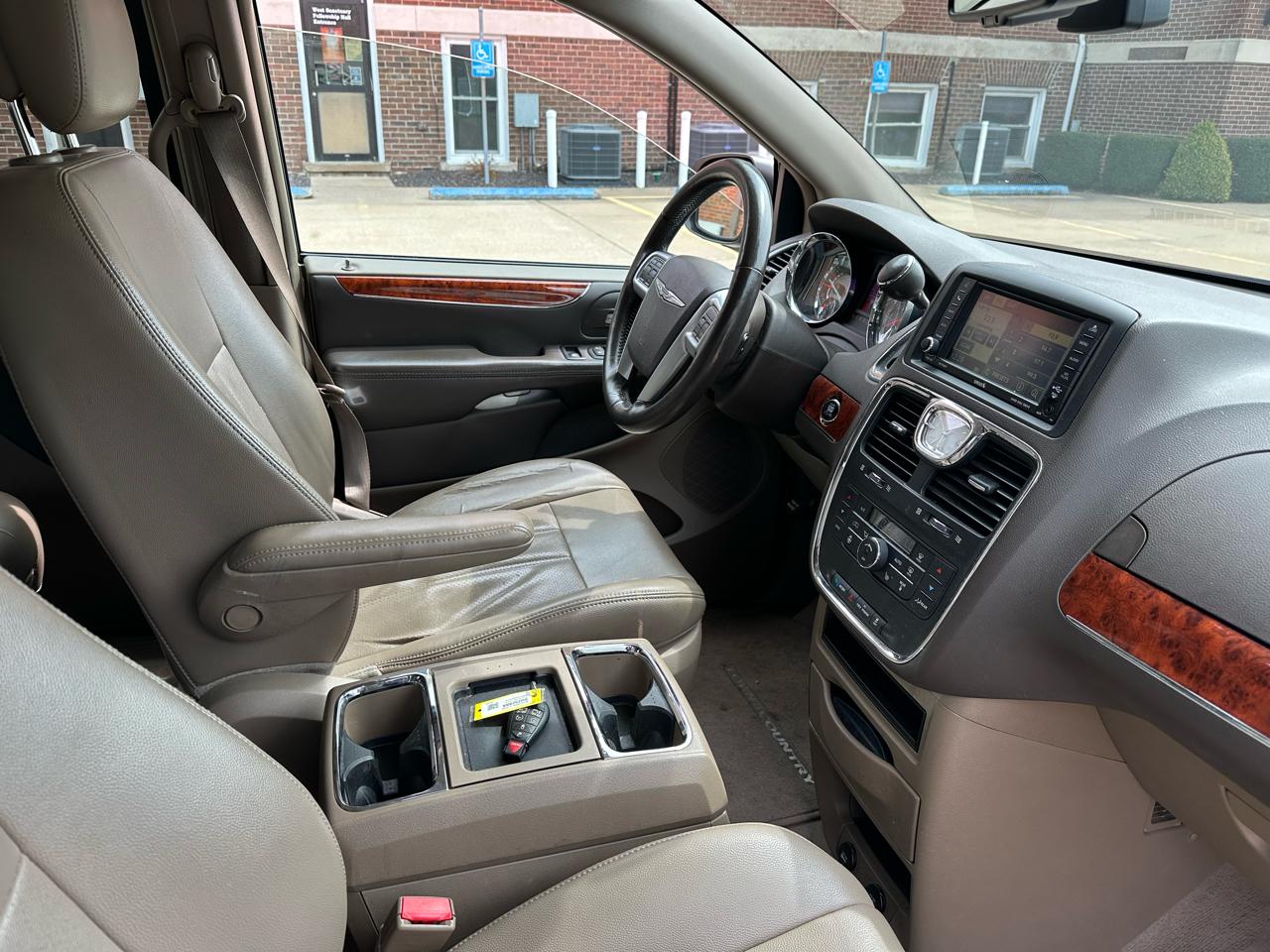 Chrysler Town & Country Touring-L 2012