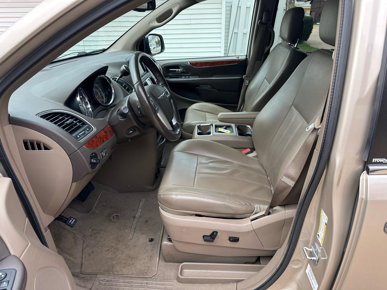 Chrysler Town & Country Touring-L 2012