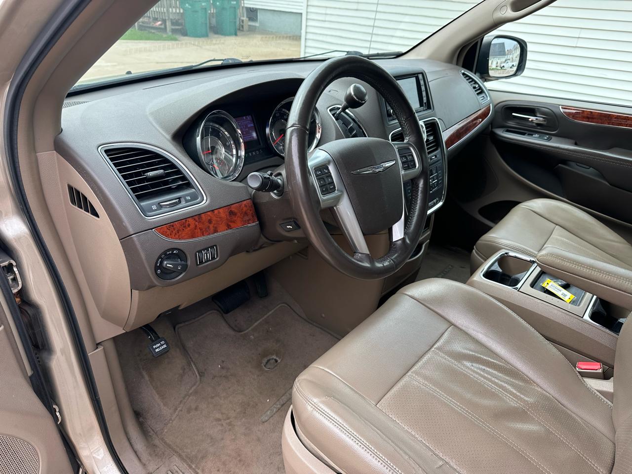 Chrysler Town & Country Touring-L 2012