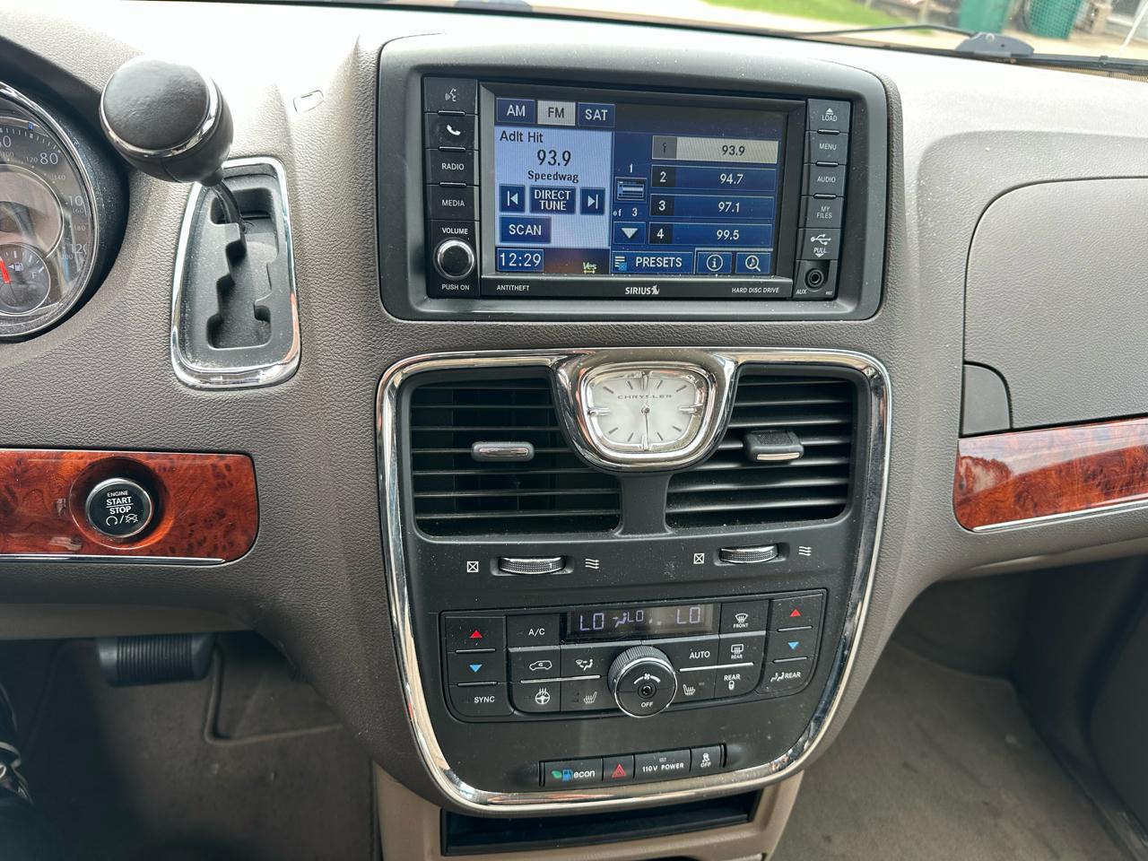 Chrysler Town & Country Touring-L 2012