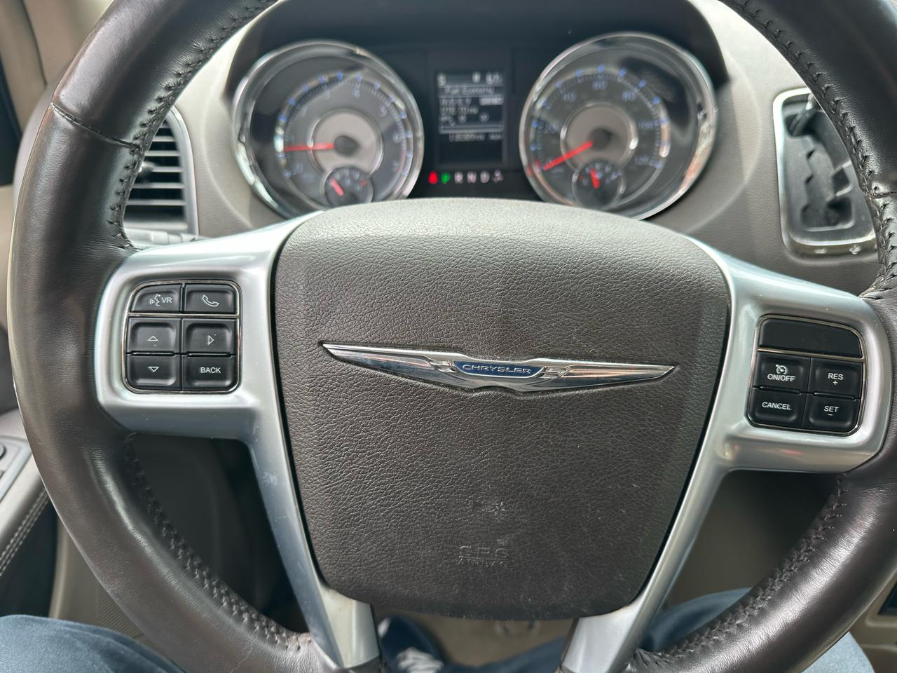 Chrysler Town & Country Touring-L 2012
