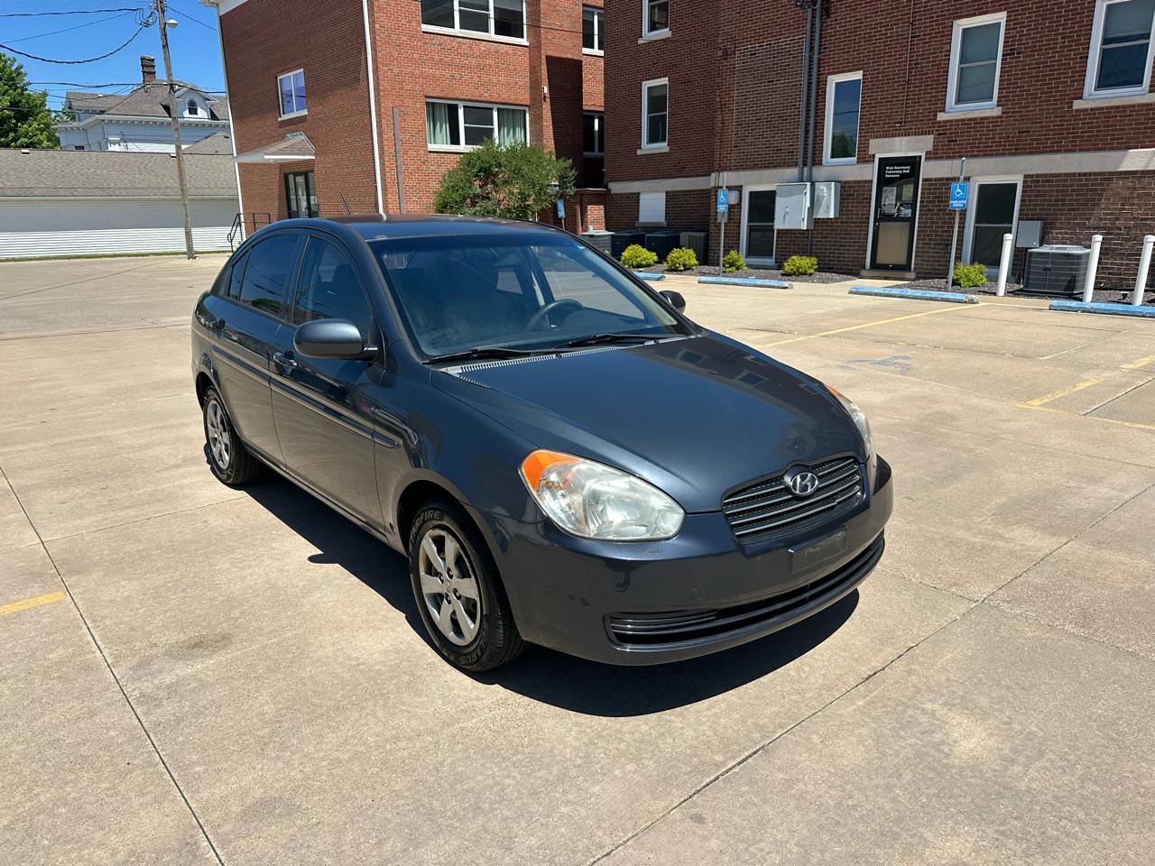 2010 Hyundai Accent GLS - Photo 2