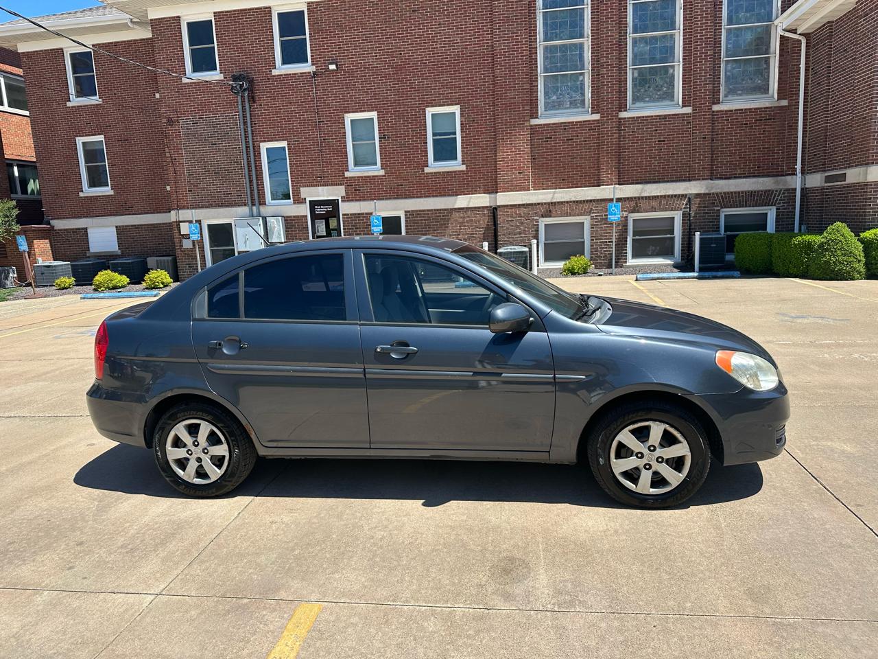 2010 Hyundai Accent GLS - Photo 4