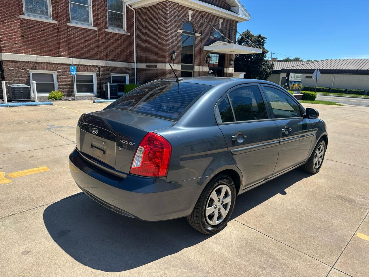 2010 Hyundai Accent GLS - Photo 5
