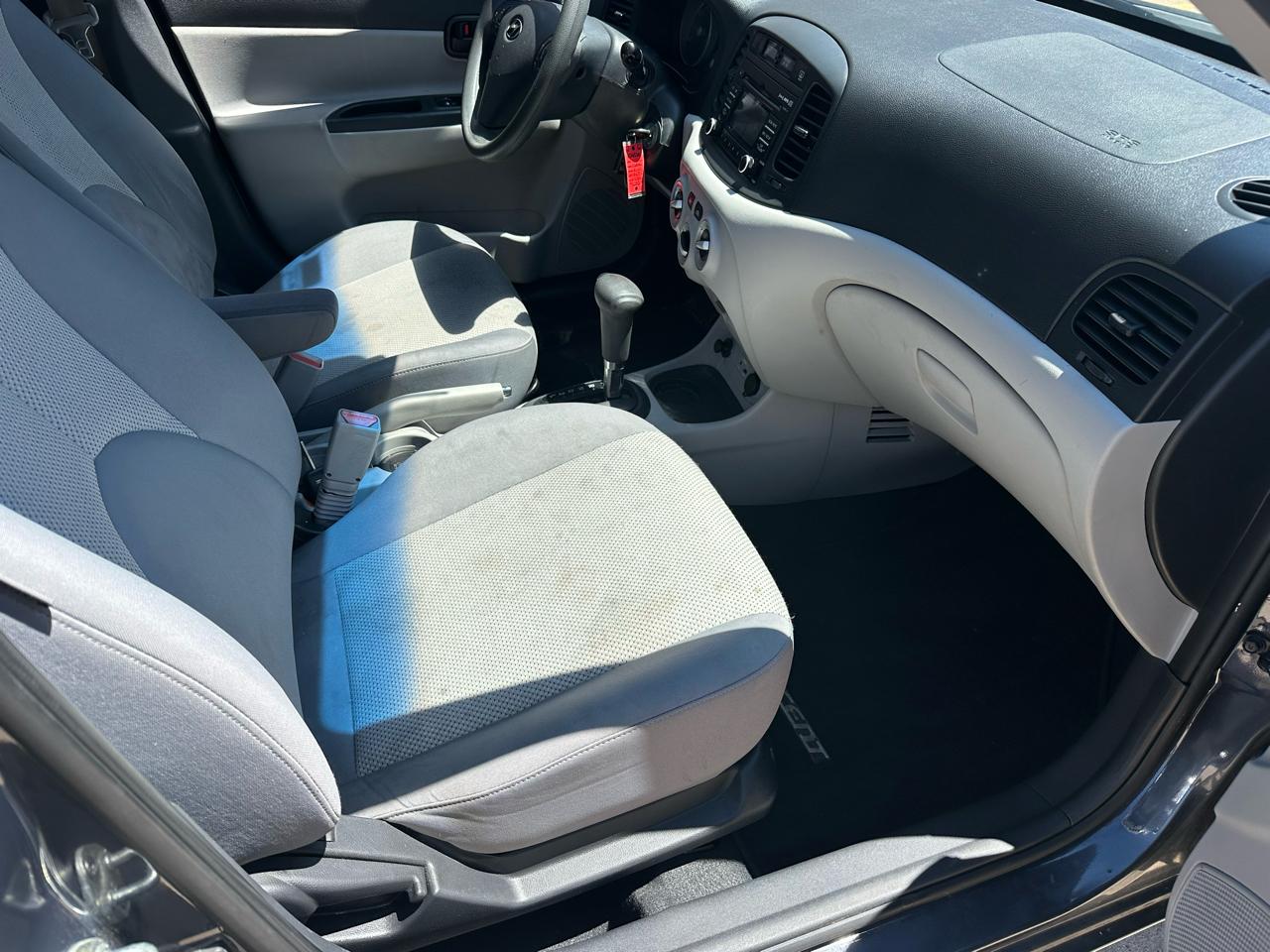 2010 Hyundai Accent GLS - Photo 11
