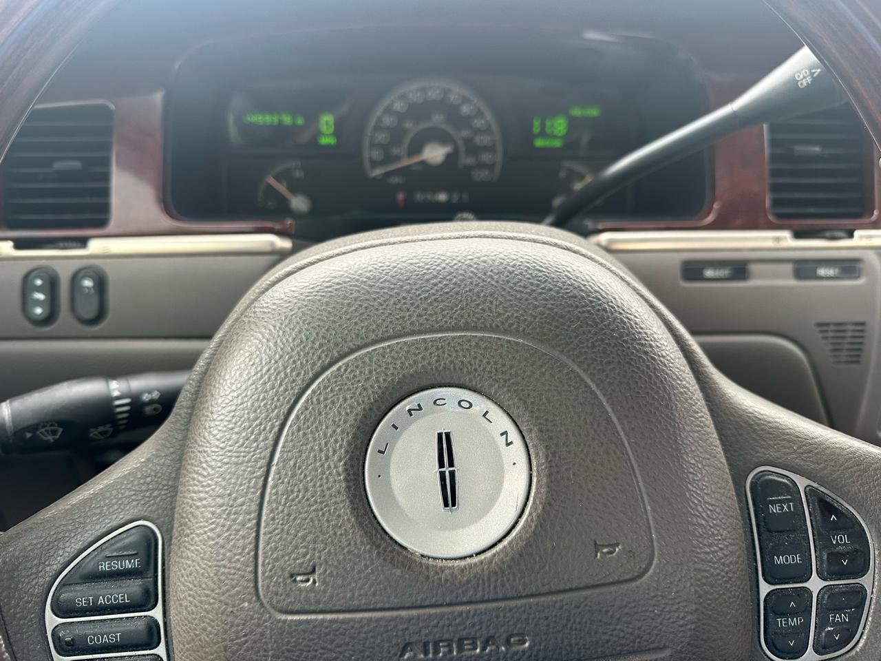 Lincoln Town Car Signature 2003