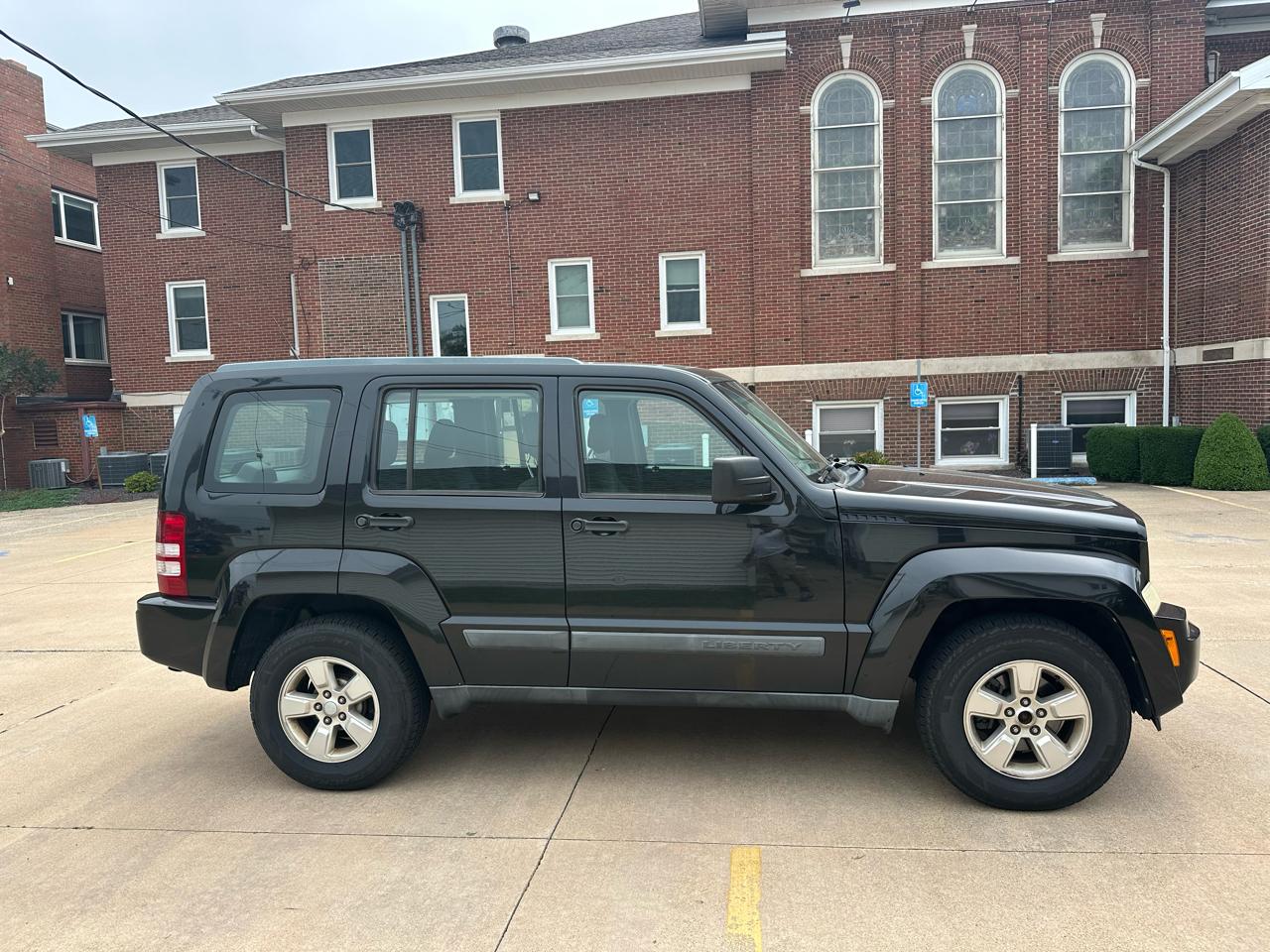 Jeep Liberty 4WD 4dr Sport 2011