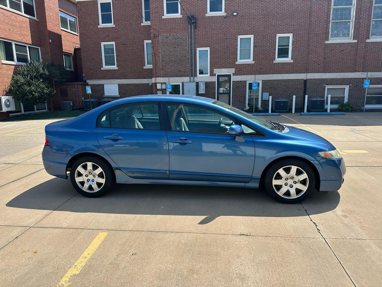 Honda Civic LX Sedan 5-Speed AT 2010