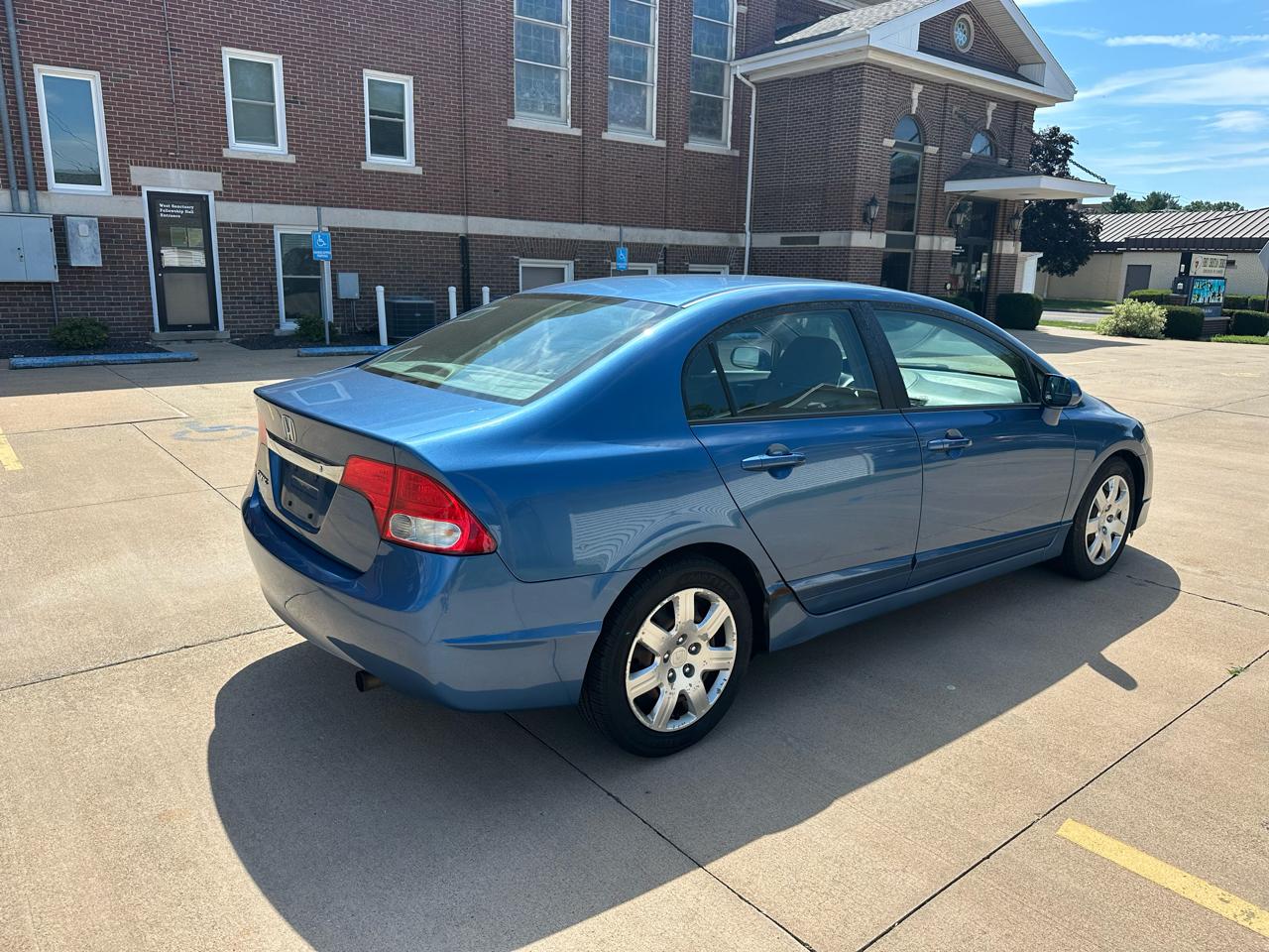 Honda Civic LX Sedan 5-Speed AT 2010