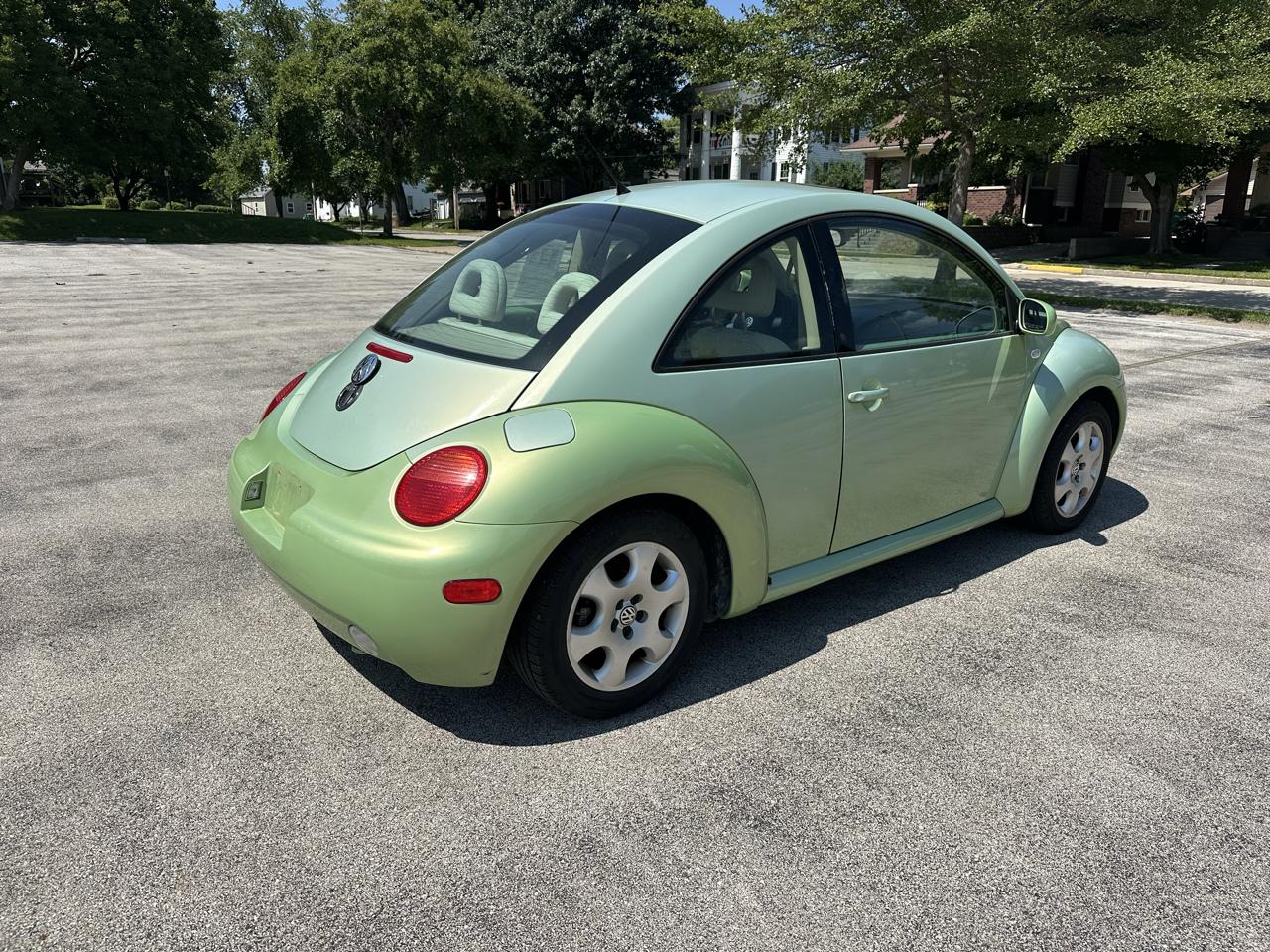 Volkswagen New Beetle 2dr Cpe GLS Auto 2002