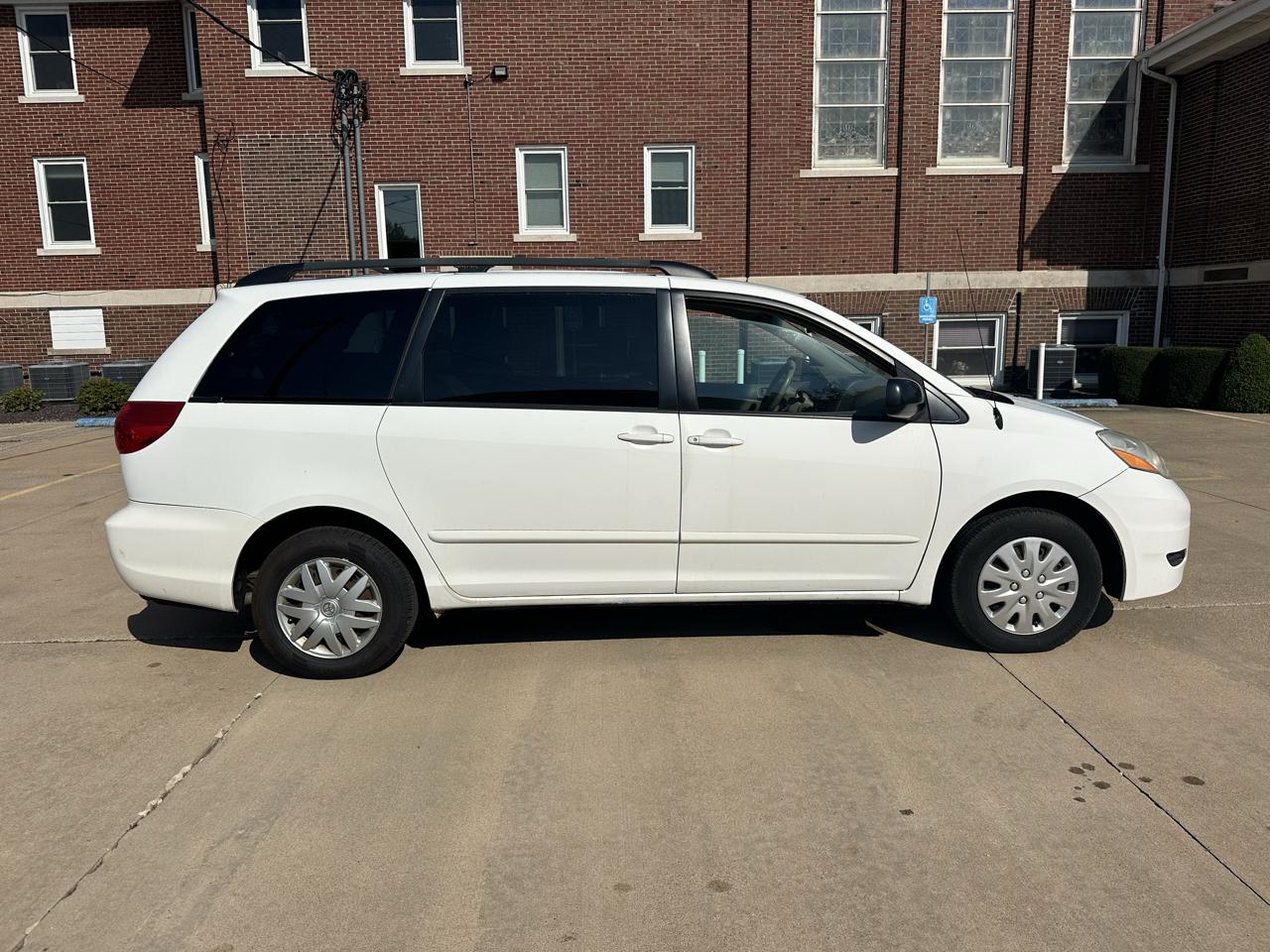 Toyota Sienna 5dr 7-Passenger Van CE FWD (Natl) 2007