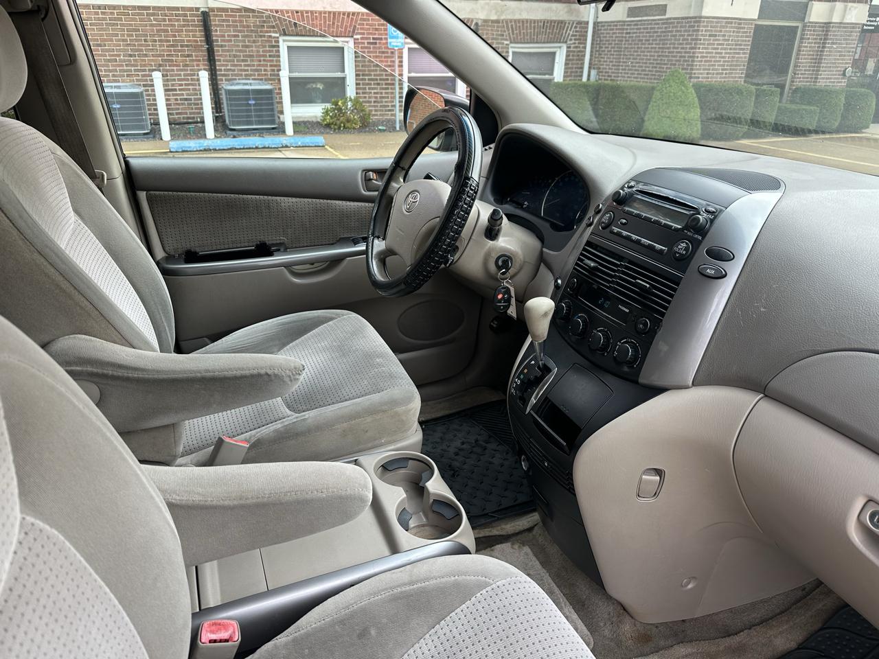 Toyota Sienna 5dr 7-Pass Van V6 LE FWD (Natl) 2006