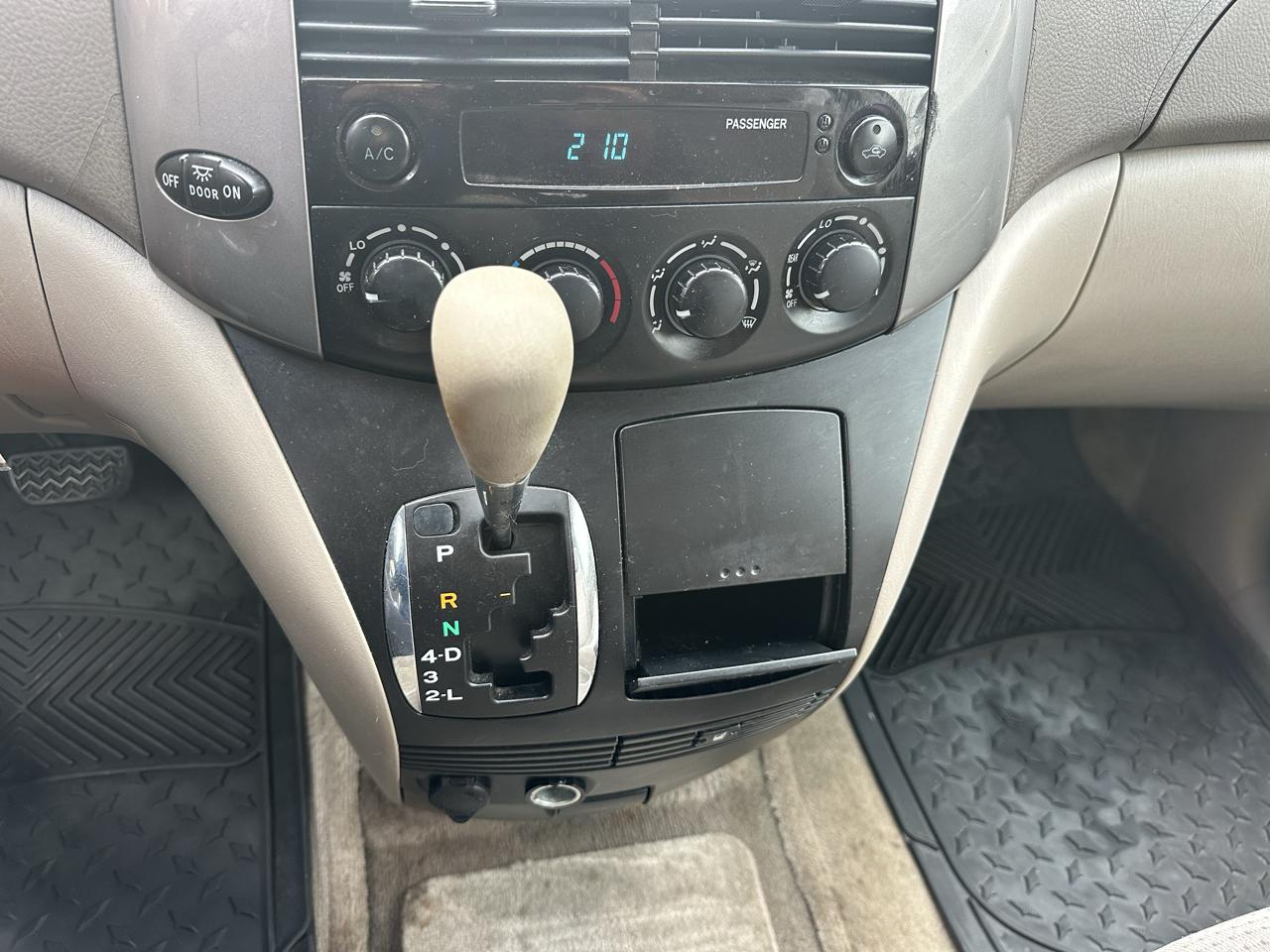 Toyota Sienna 5dr 7-Pass Van V6 LE FWD (Natl) 2006