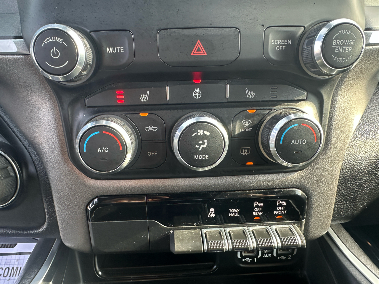 RAM 1500 Big Horn 4x4 Quad Cab 6'4" Box 2020