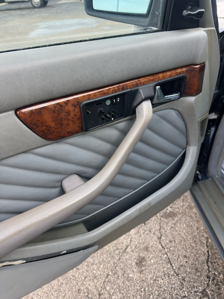 Mercedes-Benz 560 Series 4dr Sedan 560SEL 1991