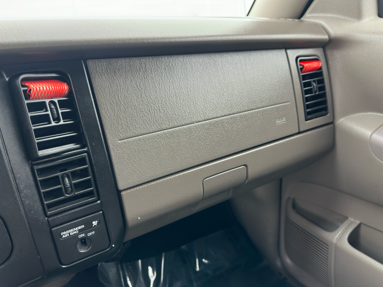 Dodge Dakota Club Cab 131" WB SLT 2002