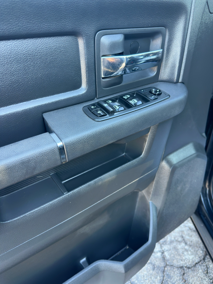 RAM 1500 4WD Crew Cab 140.5" Sport 2011