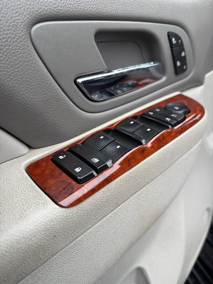 GMC Yukon XL 4WD 4dr 1500 SLT 2011