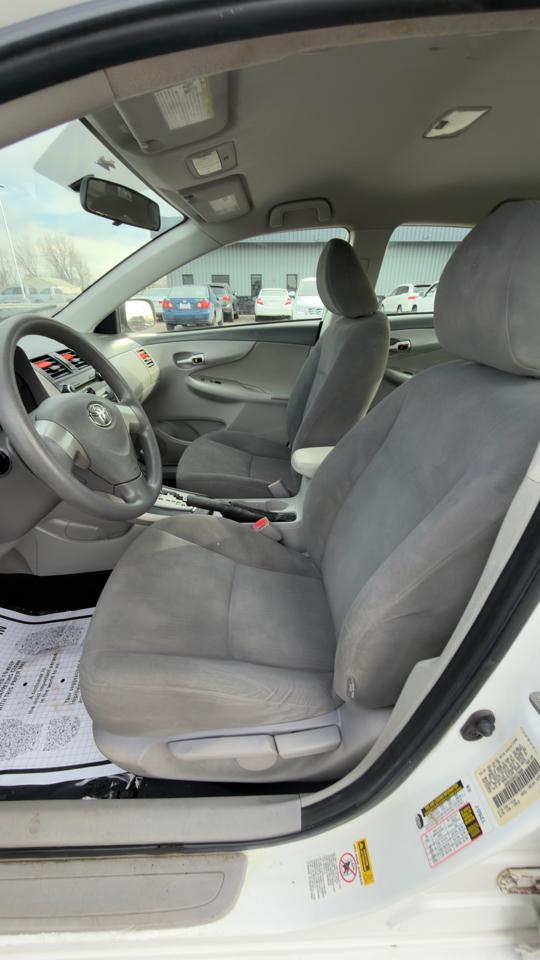 Toyota Corolla 4dr Sdn Man (Natl) 2010