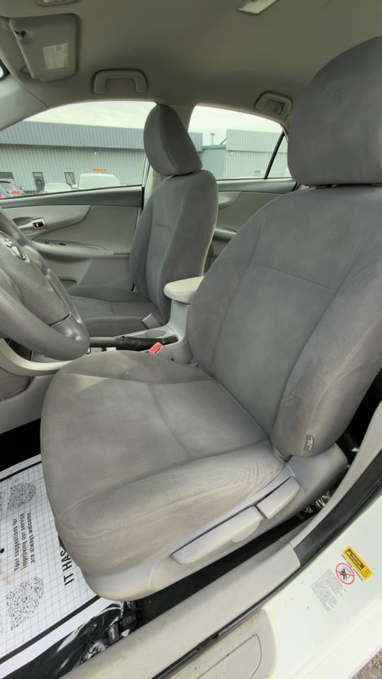 Toyota Corolla 4dr Sdn Man (Natl) 2010