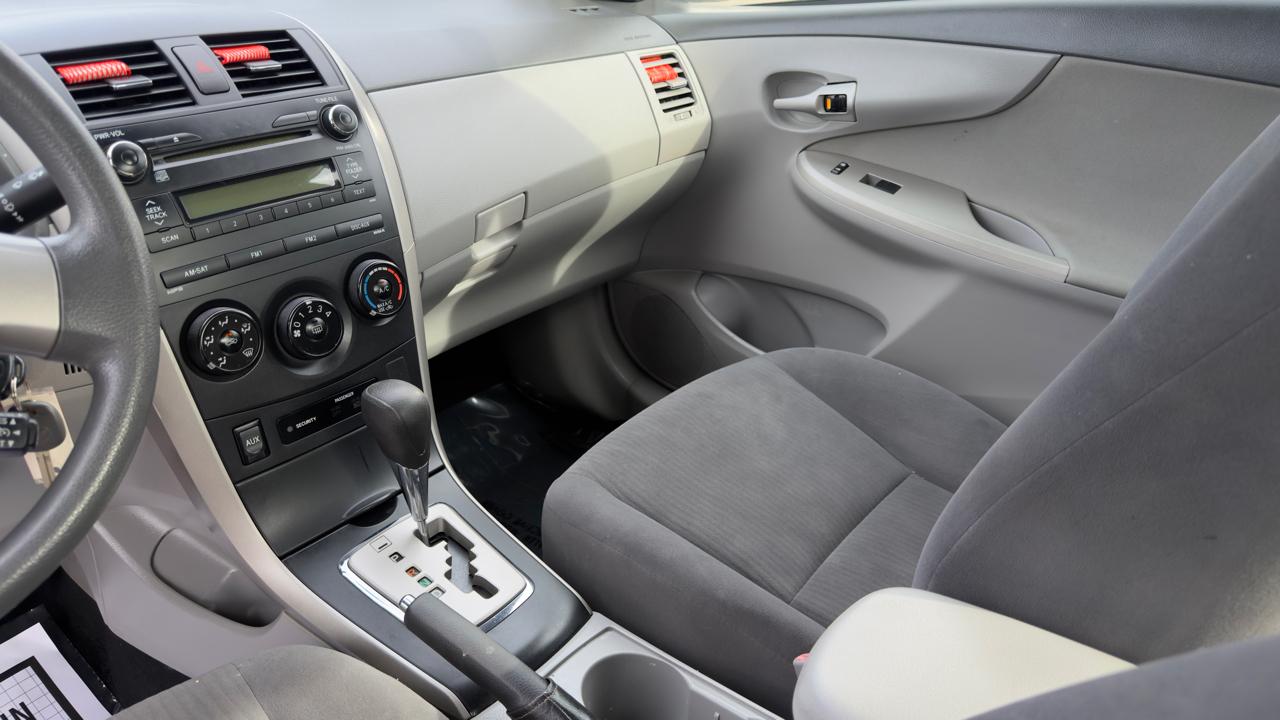 Toyota Corolla 4dr Sdn Man (Natl) 2010