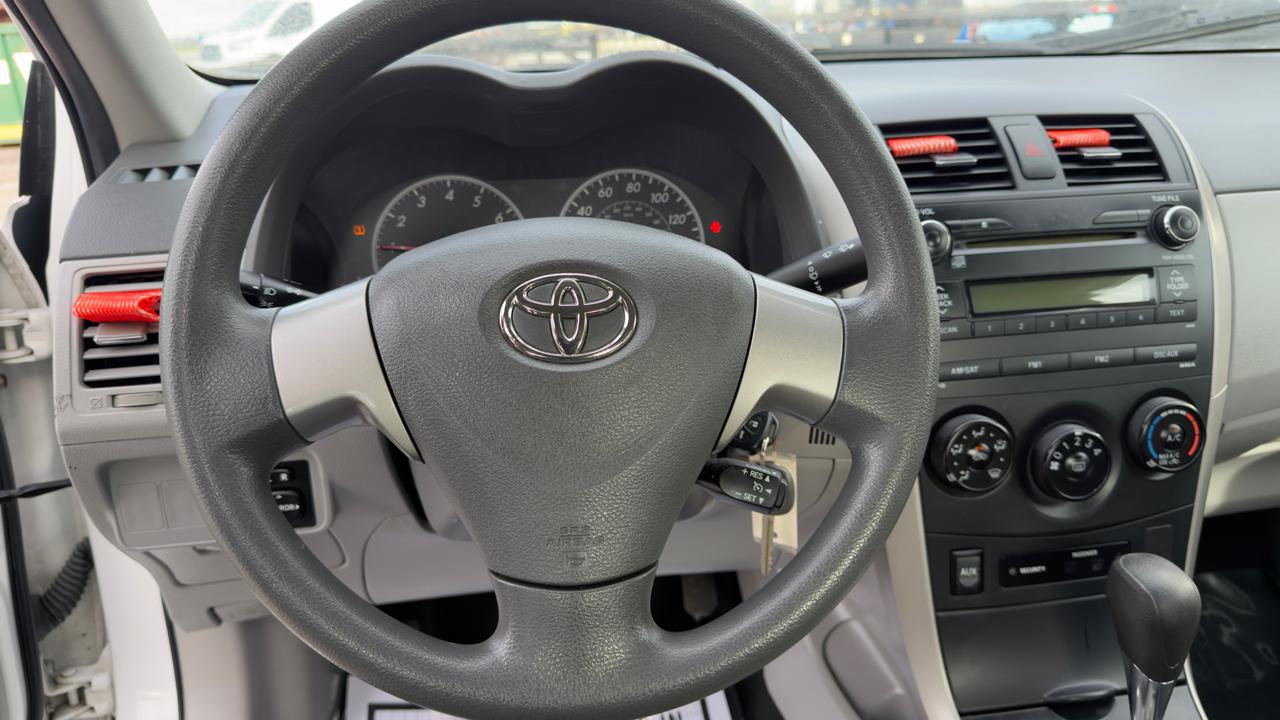 Toyota Corolla 4dr Sdn Man (Natl) 2010