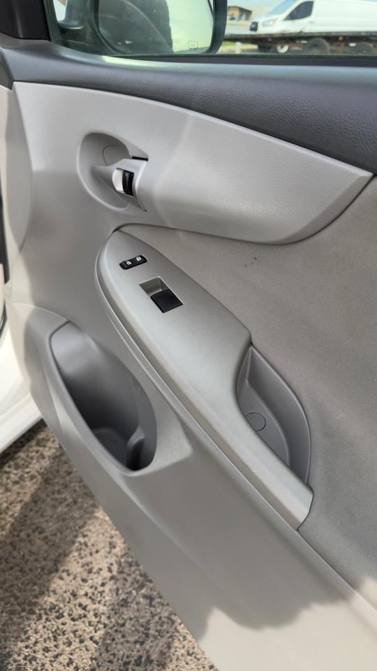 Toyota Corolla 4dr Sdn Man (Natl) 2010