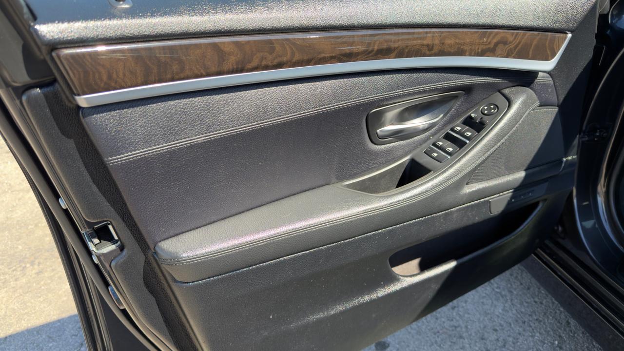 BMW 5 Series 4dr Sdn 550i xDrive AWD 2012