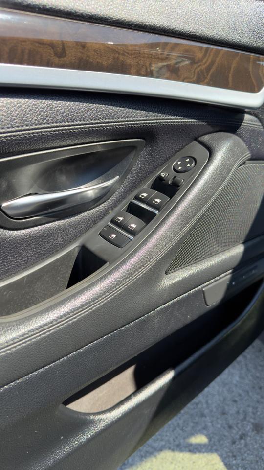 BMW 5 Series 4dr Sdn 550i xDrive AWD 2012