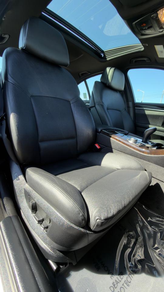 BMW 5 Series 4dr Sdn 550i xDrive AWD 2012