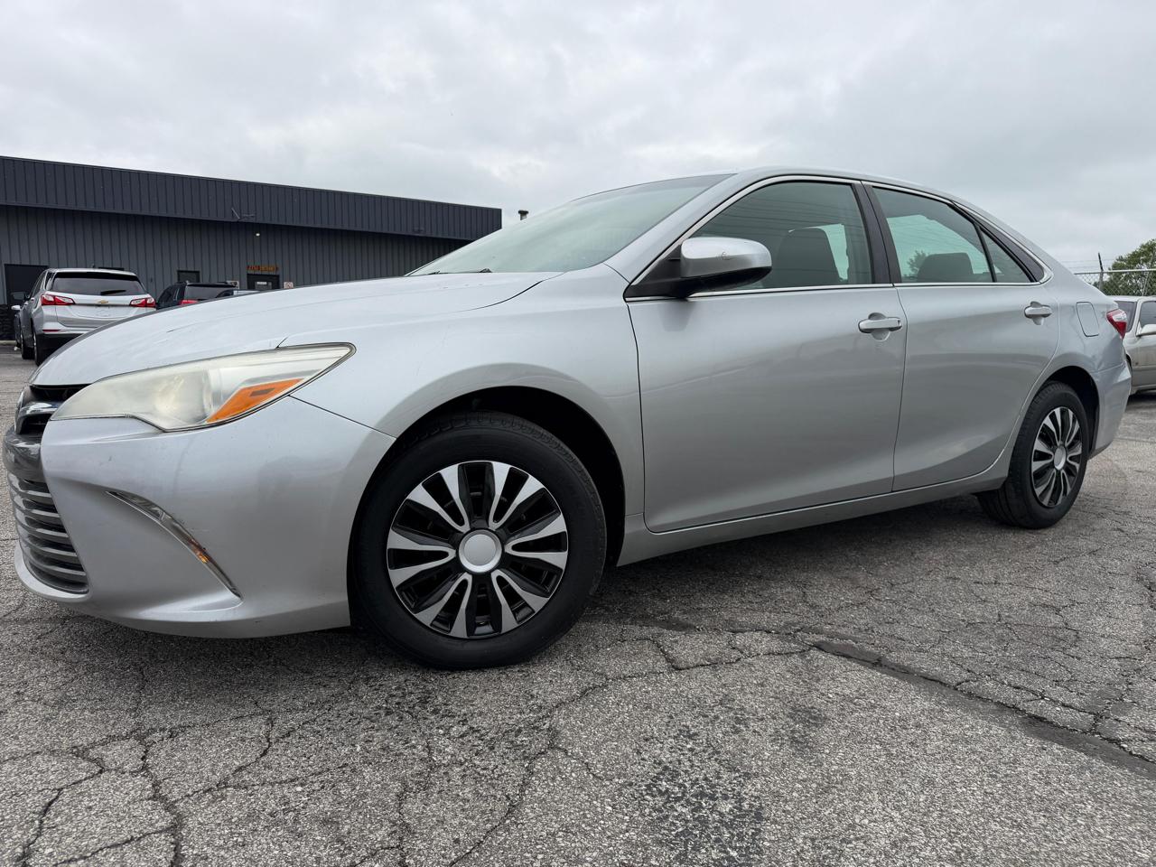 Toyota Camry 4dr Sdn I4 Auto LE (Natl) 2015