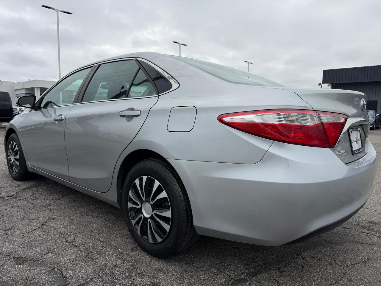 Toyota Camry 4dr Sdn I4 Auto LE (Natl) 2015