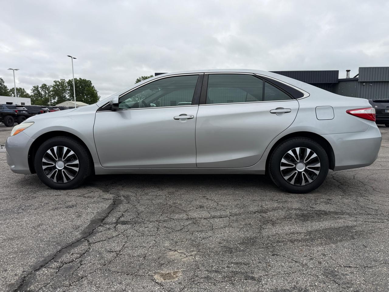 Toyota Camry 4dr Sdn I4 Auto LE (Natl) 2015