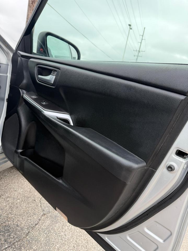Toyota Camry 4dr Sdn I4 Auto LE (Natl) 2015